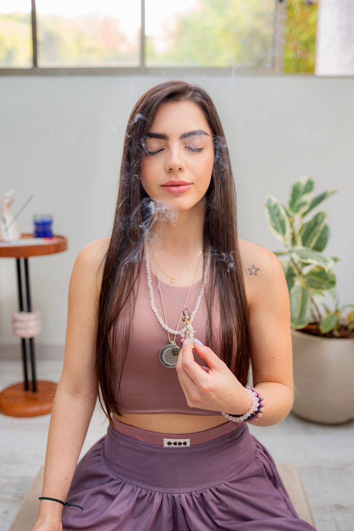 Sofía ochoa haciendo uno de sus rituales terapeuticos